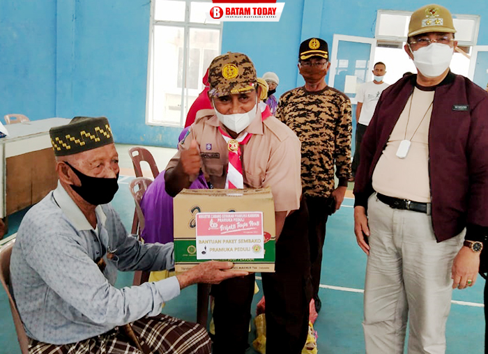 Penyerahan paket sembako oleh Kwaran Pramuka Kecamatan Durai kepada warga masyarakat di Kecamatan Durai